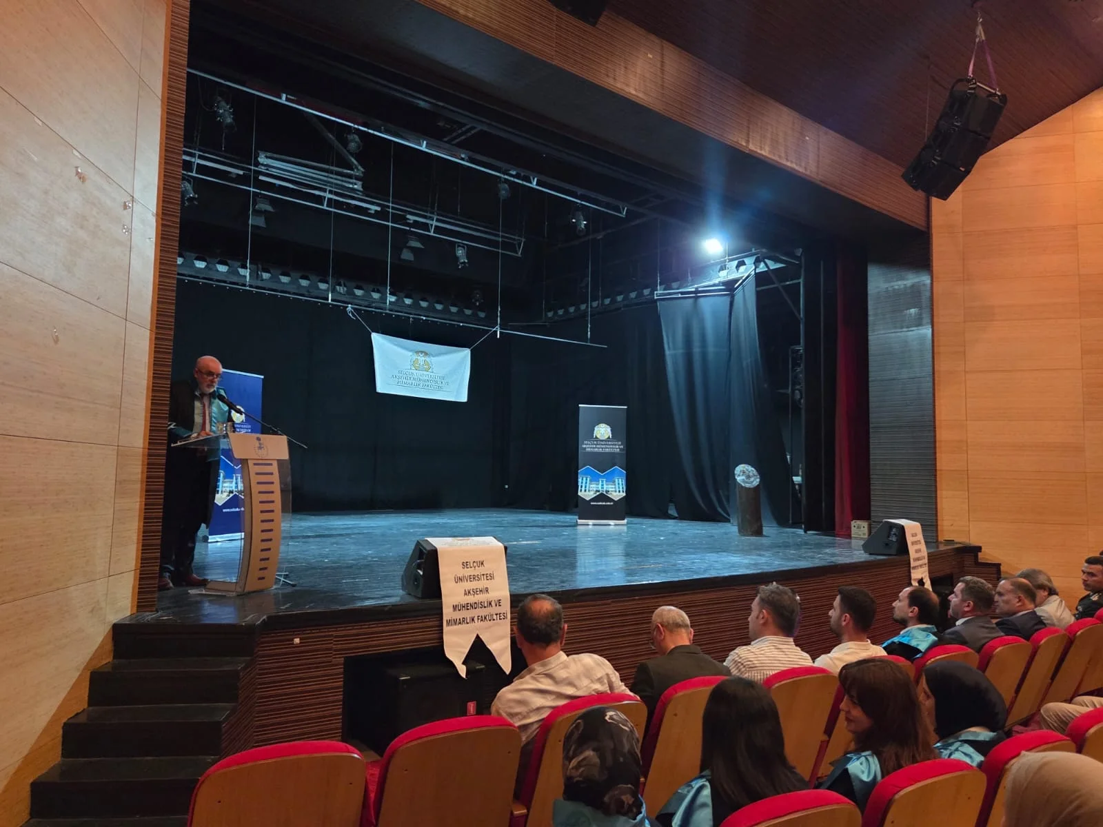 Akşehir Mühendislik ve Mimarlık Fakültesi’nde Mezuniyet Coşkusu